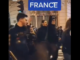 Los antidisturbios franceses se quitan los cascos para unirse a la manifestación anti fascista
